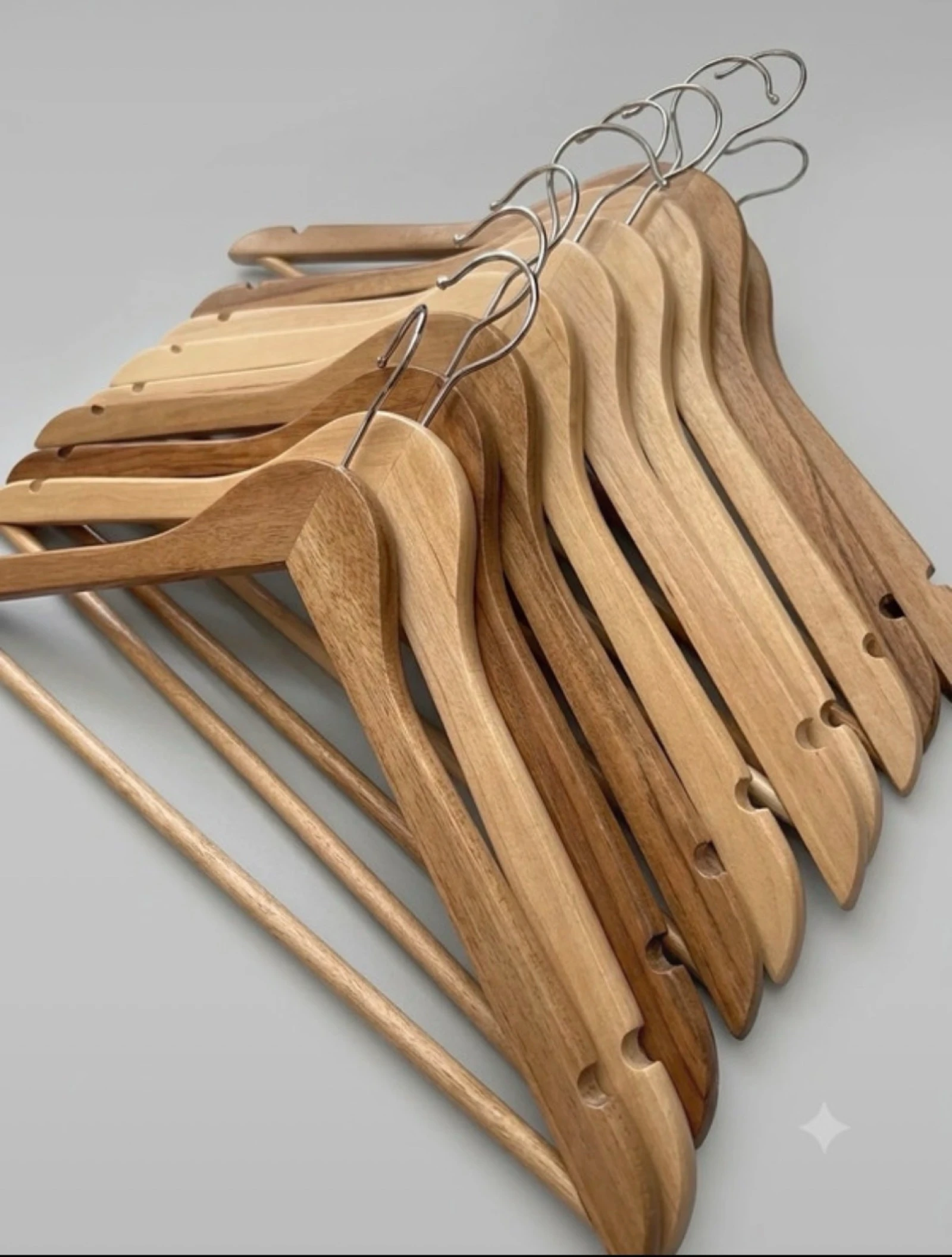 Pack de 10 Perchas de Madera Natural para Armario